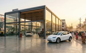 Tesla проти "найбільшої країни світу": Лише 100 авто за пів року – це провал чи розігрів?
