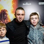 Батьківство в реаліях війни: Тарас Тополя вперше з’явився на публіці з синами після їхнього повернення до України