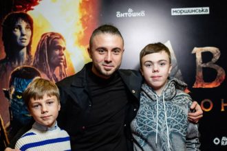 Батьківство в реаліях війни: Тарас Тополя вперше з’явився на публіці з синами після їхнього повернення до України