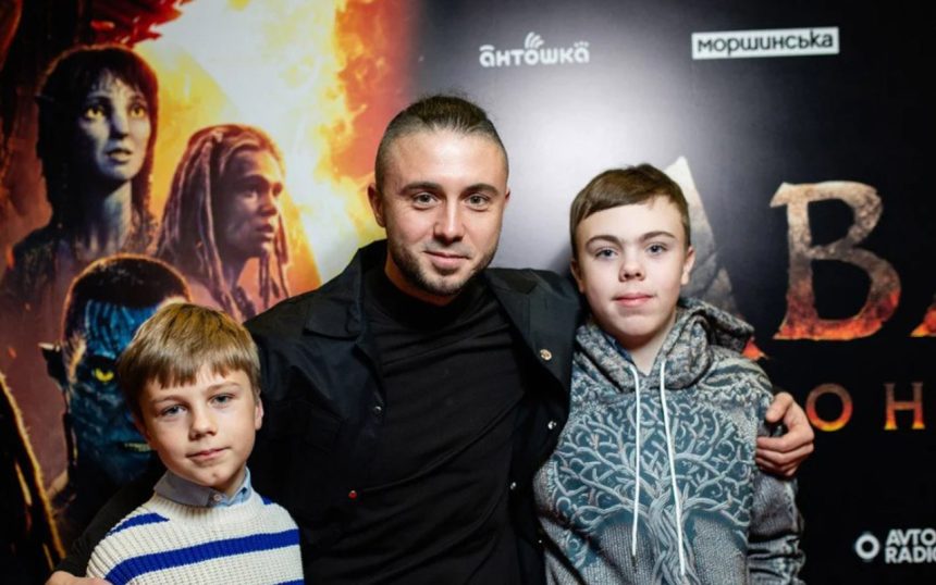 Батьківство в реаліях війни: Тарас Тополя вперше з’явився на публіці з синами після їхнього повернення до України