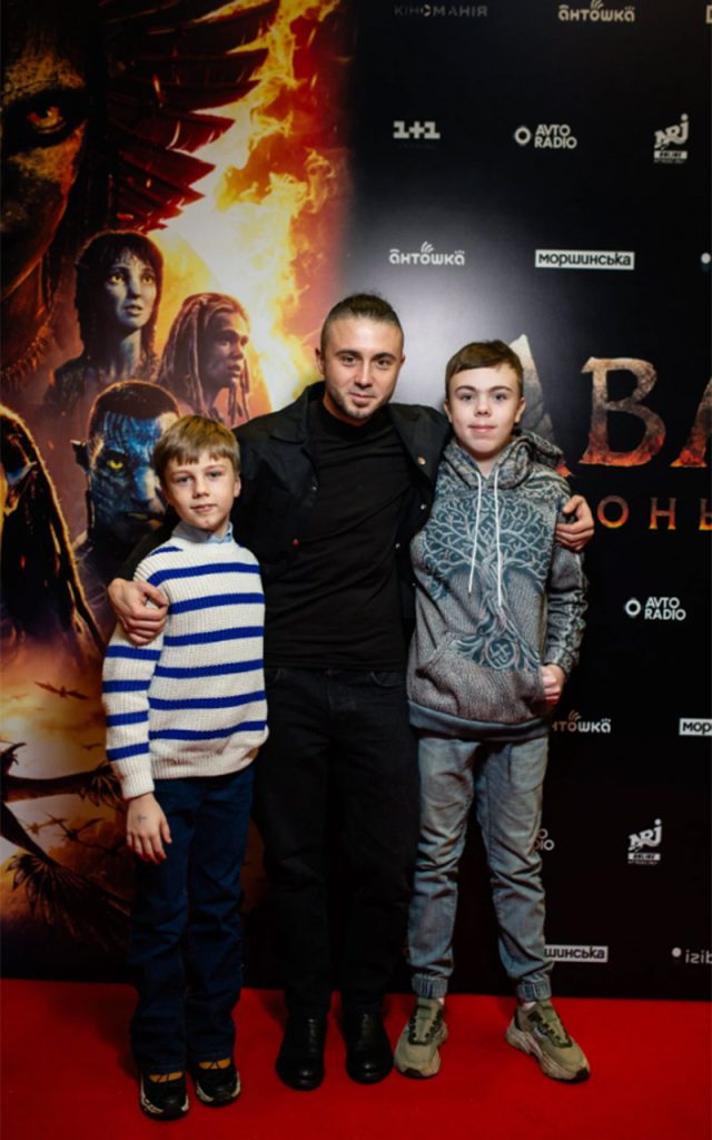 Батьківство в реаліях війни: Тарас Тополя вперше з’явився на публіці з синами після їхнього повернення до України