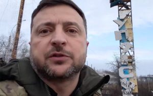 Президент на лінії вогню: Зеленський відвідав Куп'янськ після прориву оборони росіян