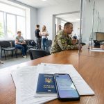 Зміна місця реєстрації в Україні: процедура та підводні камені для різних категорій