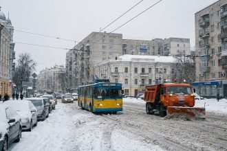 Перший сніг у Києві: тест на міцність для комунальних служб та транспортної інфраструктури