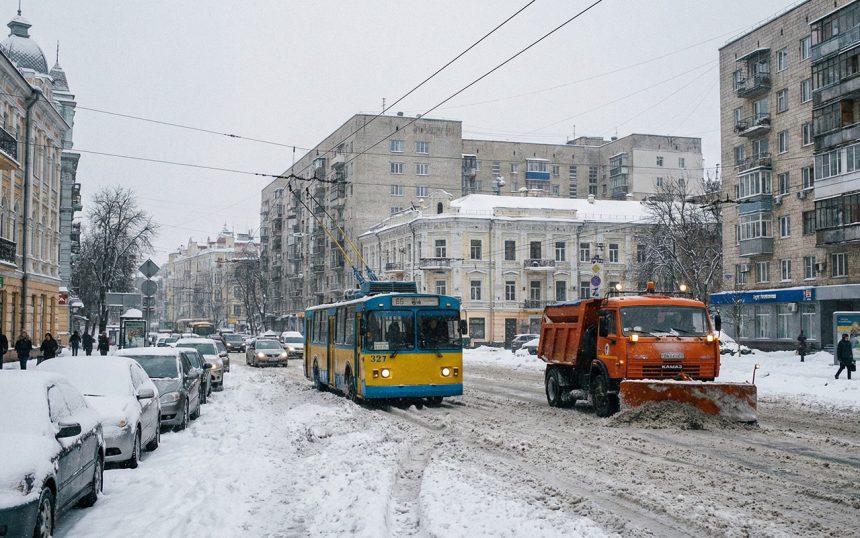 Перший сніг у Києві: тест на міцність для комунальних служб та транспортної інфраструктури