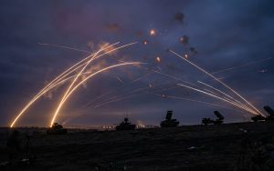 Рекордна інтенсивність у небі: Як українська ППО відбила масовану атаку дронів та ракет