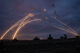 Рекордна інтенсивність у небі: Як українська ППО відбила масовану атаку дронів та ракет