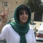 «Ми одягнемо твою матір у жалобу»: Нобелівську лауреатку Наргес Мохаммаді жорстоко побили в Ірані