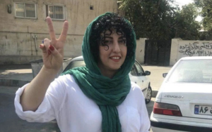 «Ми одягнемо твою матір у жалобу»: Нобелівську лауреатку Наргес Мохаммаді жорстоко побили в Ірані