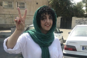 «Ми одягнемо твою матір у жалобу»: Нобелівську лауреатку Наргес Мохаммаді жорстоко побили в Ірані