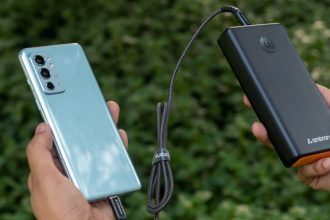 Чому авіакомпанії забороняють повербанки в літаках