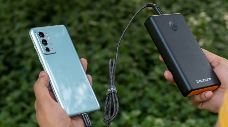 Чому авіакомпанії забороняють повербанки в літаках