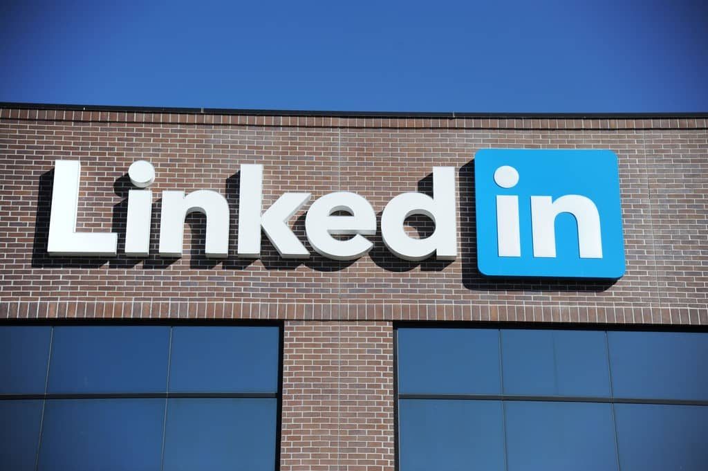 Чи видно перегляд профілю в LinkedIn і як українці стежать за колишніми через мережу