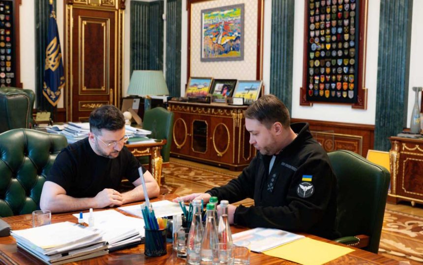 Ставка на спецслужби: Зеленський кличе Кирила Буданова керувати Офісом Президента