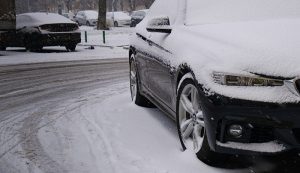 Замерзли двері або замок в авто? Безпечні способи відкрити машину взимку