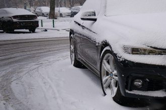 Замерзли двері або замок в авто? Безпечні способи відкрити машину взимку