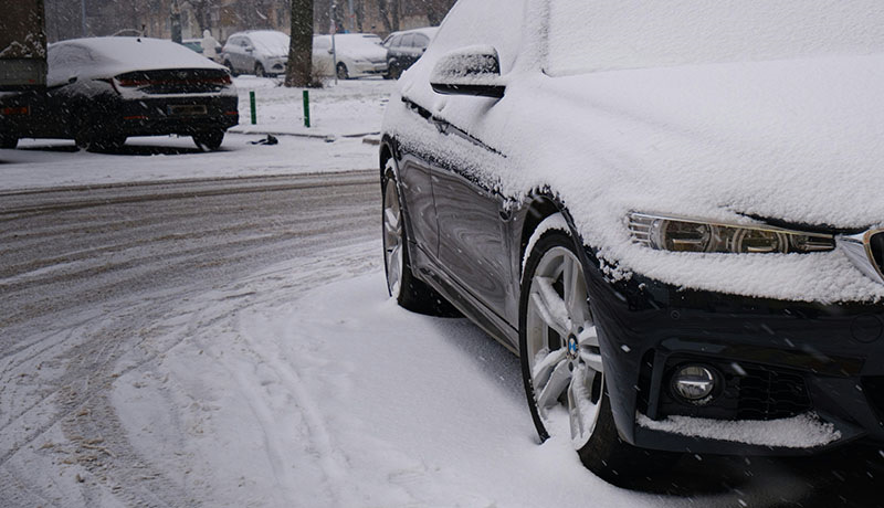 Замерзли двері або замок в авто? Безпечні способи відкрити машину взимку