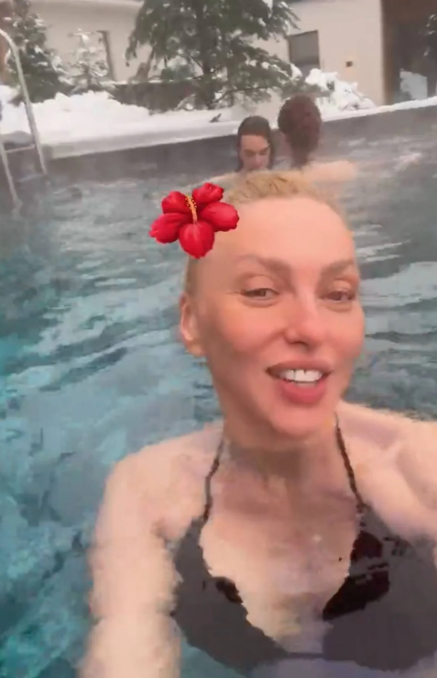 Співачка вирушила в Карпати разом зі своєю старшою донькою Машею та її бойфрендом