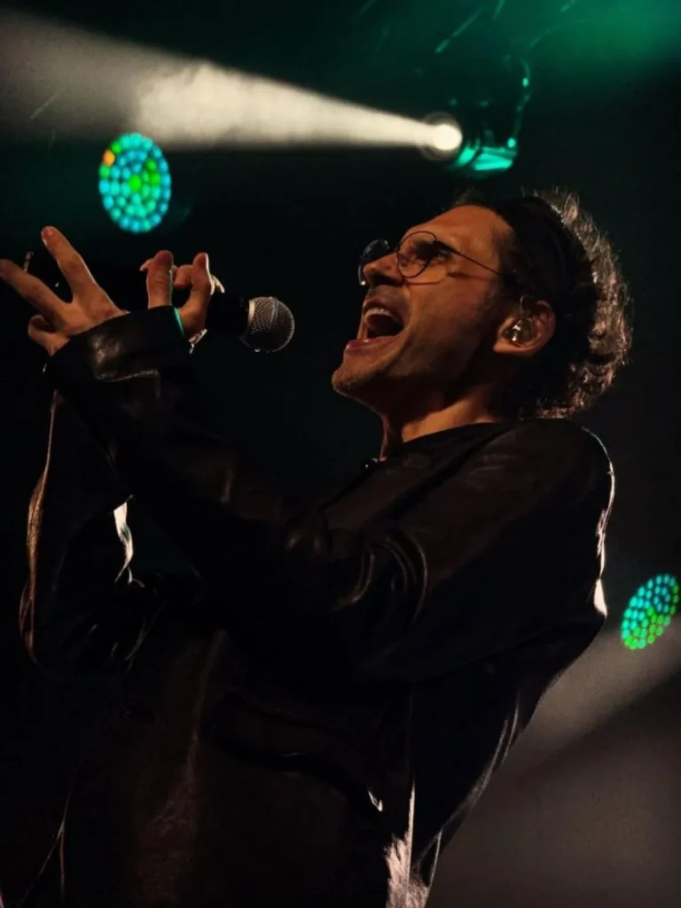 Дан Балан змінився до невпізнання на концерті в Кишиневі: кучері, окуляри і реакція мережі