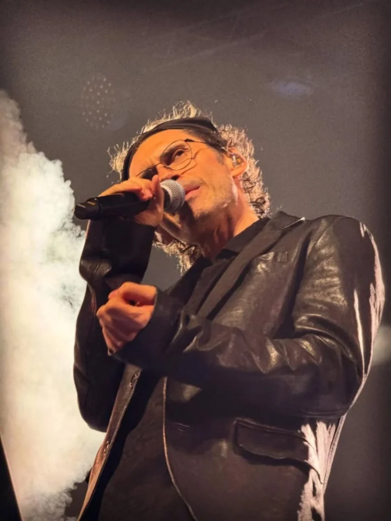 Дан Балан змінився до невпізнання на концерті в Кишиневі: кучері, окуляри і реакція мережі