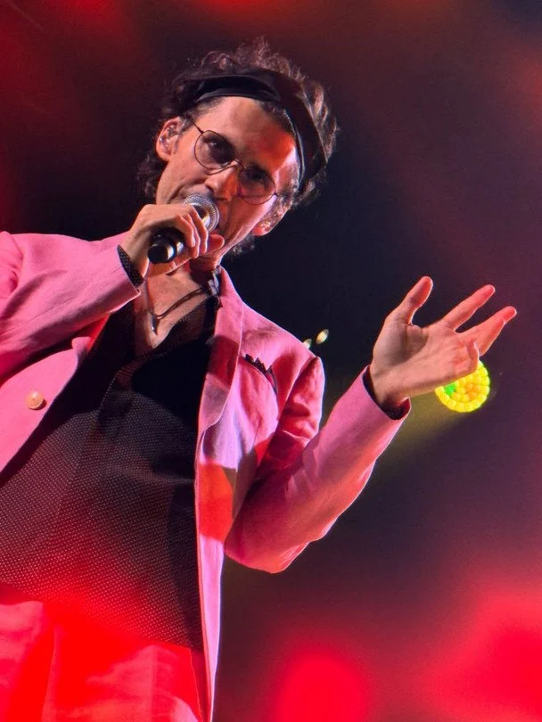 Дан Балан змінився до невпізнання на концерті в Кишиневі: кучері, окуляри і реакція мережі