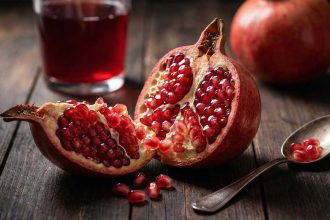 Їсти чи випльовувати? Вся правда про гранатові кісточки та їхній реальний вплив на організм