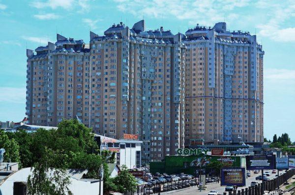 ЖК «Чудо-місто» в Одесі під ударом дронів: пожежі, загиблий, пошкодження