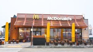 У Швеції McDonald’s випустив рожеве меню Pink Treats з McFlurry, рожевими фрі та Sakura Sprite