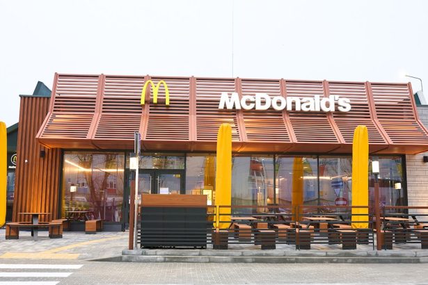 У Швеції McDonald’s випустив рожеве меню Pink Treats з McFlurry, рожевими фрі та Sakura Sprite