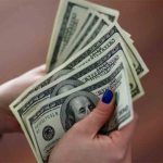 Сенсаційні гойдалки валютного ринку: чому долар падає в обмінниках, але зростає на міжбанку