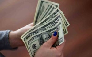 Сенсаційні гойдалки валютного ринку: чому долар падає в обмінниках, але зростає на міжбанку