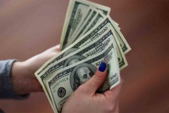 Сенсаційні гойдалки валютного ринку: чому долар падає в обмінниках, але зростає на міжбанку
