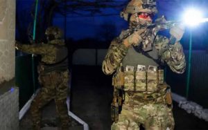 Збройний напад на ТЦК на Рівненщині: двоє поранених та розшук стрілка