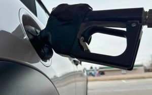 Цінові гойдалки на АЗС: чому пальне дешевшає та чи загрожує водіям дизель по 100 гривень