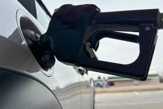 Цінові гойдалки на АЗС: чому пальне дешевшає та чи загрожує водіям дизель по 100 гривень