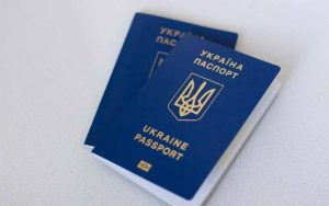 З яким паспортом більше не випустять за кордон: нові правила та важливі зміни для українців