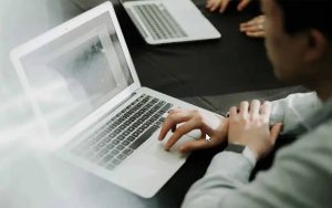 Масштабний збій інтернету 20 квітня: чому перестали працювати ChatGPT, Gemini та Telegram