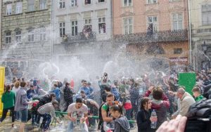 Від язичницьких ритуалів до сучасних баталій: усе, що потрібно знати про Поливаний понеділок в Україні