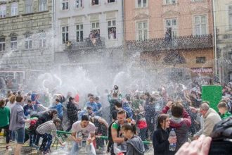 Від язичницьких ритуалів до сучасних баталій: усе, що потрібно знати про Поливаний понеділок в Україні