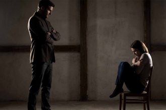 Як розпізнати маніпуляцію і не піддатися: 8 класичних прийомів