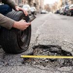 Небезпечні ями на дорогах: як водії відшкодовують збитки через суд