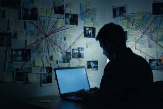 Чому люди вірять у змови і що з цим робити: психологія конспірології