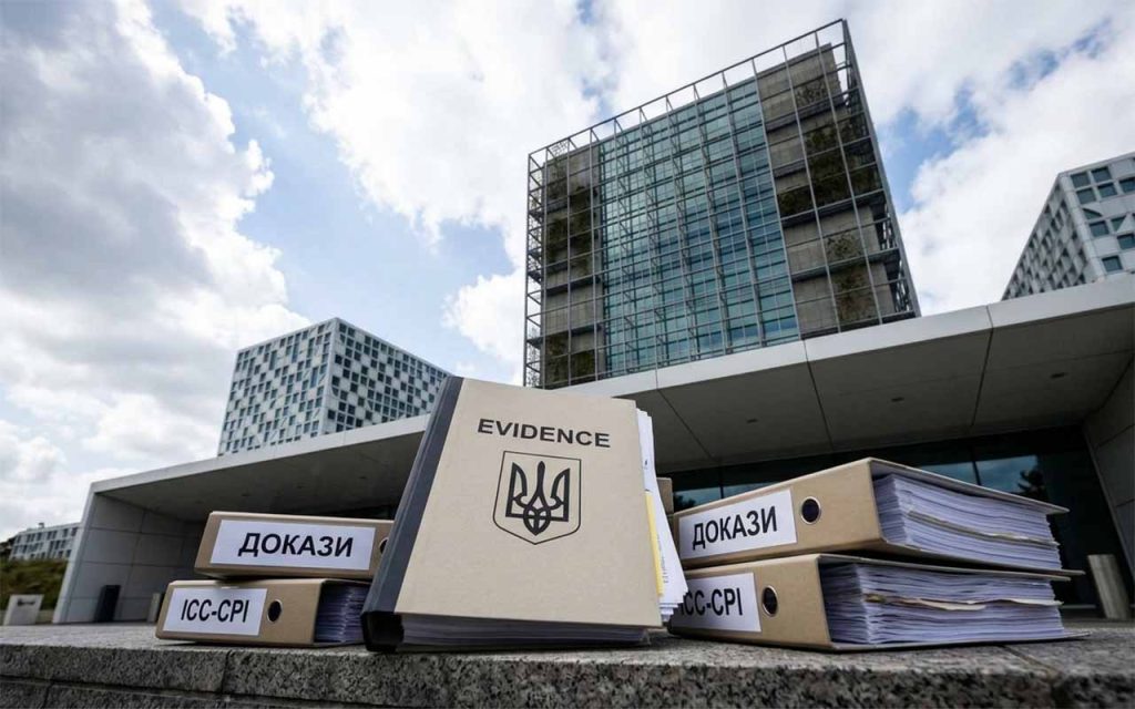 Будівля Міжнародного кримінального суду в Гаазі, сфотографована з нижнього ракурсу. На передньому плані — юридичні папки з надписами "EVIDENCE" та тризубом