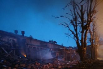 Росія атакувала кіностудію Довженка в Києві 15 червня: пожежа знищила історичну костюмну колекцію, пошкоджені корпуси, рятувальники ліквідовують наслідки удару.