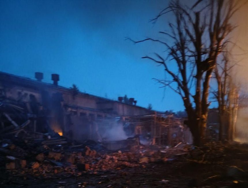 Росія атакувала кіностудію Довженка в Києві 15 червня: пожежа знищила історичну костюмну колекцію, пошкоджені корпуси, рятувальники ліквідовують наслідки удару.