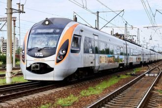 Поїзди з Польщі в Україну вирушатимуть із Холма та Перемишля із затримкою до трьох годин. Укрзалізниця та PKP Intercity збережуть пересадки для пасажирів.