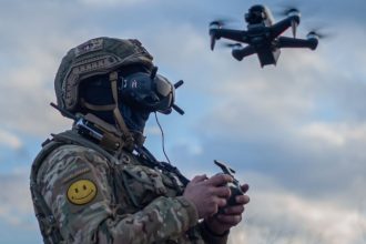 Південна Корея до 2029 року підготує 500 тисяч операторів дронів і випустить 110 тисяч безпілотників. Сеул також розгорне ройові системи, лазери та мікрохвильову зброю.