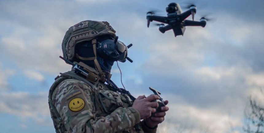 Південна Корея до 2029 року підготує 500 тисяч операторів дронів і випустить 110 тисяч безпілотників. Сеул також розгорне ройові системи, лазери та мікрохвильову зброю.