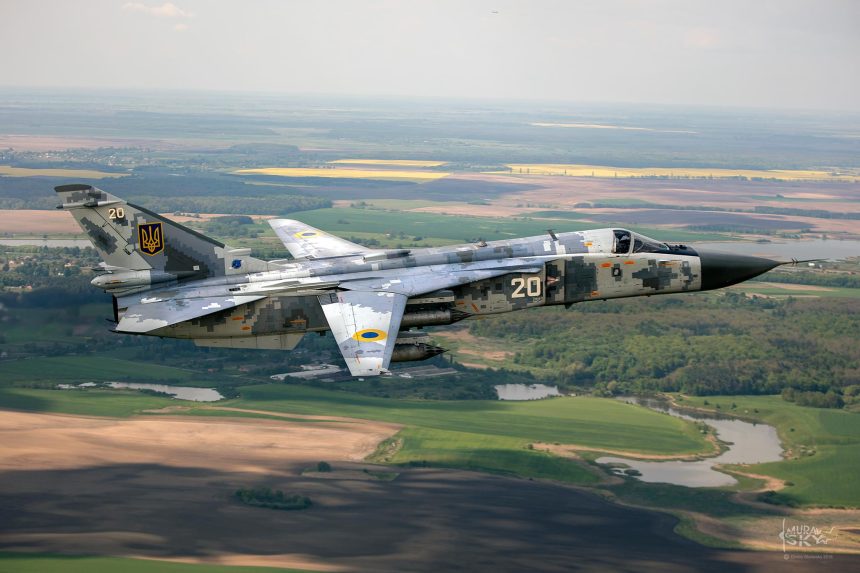 Су-24М на Хмельниччині розбився 16 червня під час виконання завдання. Загинули майор Богдан Загарулько і старший лейтенант Богдан Бабенко, причини катастрофи встановлюють. Деталі від ПС ЗСУ на місці.