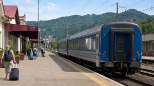 УЗ призначила додаткові поїзди до Карпат на 12, 14, 13 і 15 червня. Графік Київ — Рахів, Київ — Мукачево, де купити квитки, як працює автовикуп і кому доступний резерв місць.